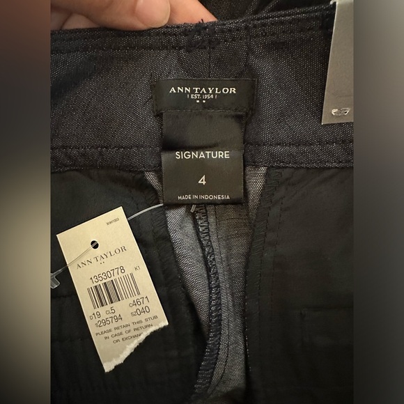 Ann Taylor Signature Shorts Womens Size 4 Dark Blue Lightweight Stretch Bermuda - Picture 3 of 7